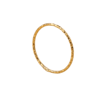 Bague pour le petit doigt ou phalange en acier inoxydable doré en gros plan sur fond blanc - Bijou minimaliste et chic signé Ninanina