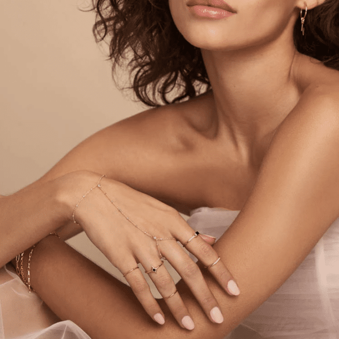 N8252k Bague Pour Le Petit Doigt Ou Phalange Anneau Acier Doré - Bijoux Bagues femmes en ligne Ninanina Bague en acier inoxydable doré pour le petit doigt ou phalange portée sur une main avec d'autres bagues - Bijou élégant et moderne signé Ninanina