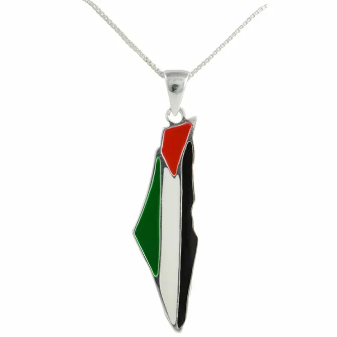 Zoom sur le pendentif Palestine en acier inoxydable argent avec émail rouge, vert, blanc et noir - Bijou élégant et durable