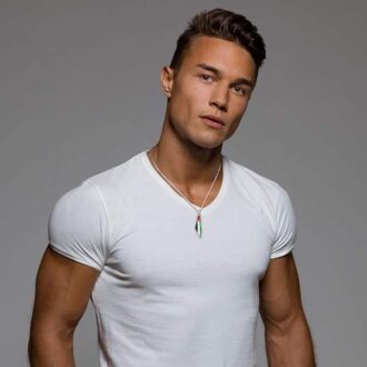 Collier Palestine en acier inoxydable avec pendentif carte émaillé rouge, vert, blanc et noir porté par un homme - Bijou tendance et symbolique