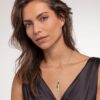 Collier avec pendentif Palestine en acier inoxydable émaillé rouge, vert, blanc et noir porté par une femme - Bijou artisanal et moderne
