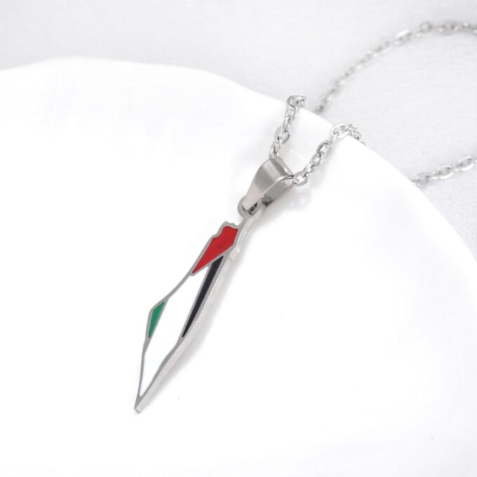 Détail du pendentif Palestine en acier inoxydable avec émail aux 4 couleurs - Bijou raffiné pour homme ou femme