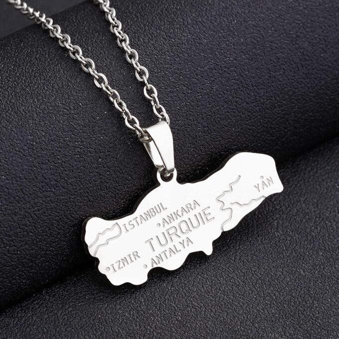 Détail du collier Turquie avec pendentif en acier inoxydable argent représentant les principales villes et fleuves du pays- Bijou chic et intemporel