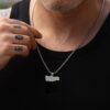 Collier Turquie en acier inoxydable argent porté par un homme - Accessoire tendance et symbolique disponible chez Ninanina