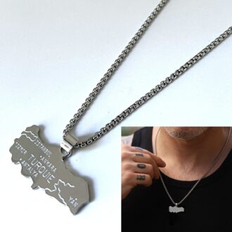 Détail du pendentif carte de la Turquie en acier inoxydable argent - Design précis et moderne pour homme