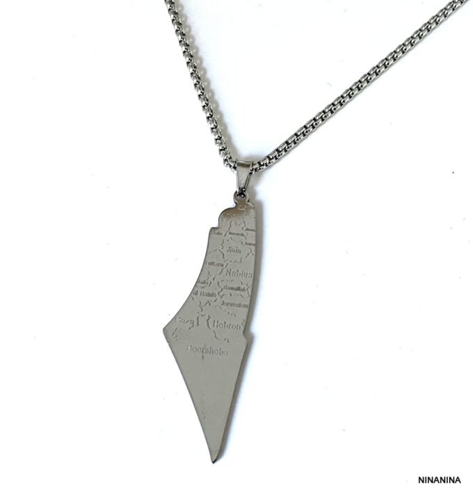 Gros plan sur le pendentif carte de la Palestine en acier inoxydable - Design précis et élégant