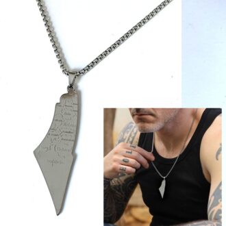 Gros plan sur le pendentif carte de la Palestine en acier inoxydable porté - Design précis et élégant