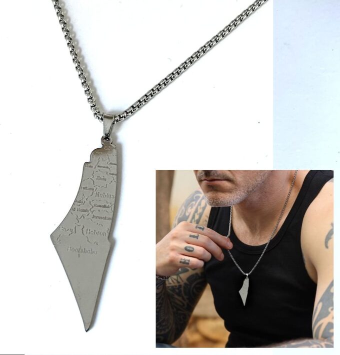 Gros plan sur le pendentif carte de la Palestine en acier inoxydable porté - Design précis et élégant