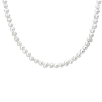 Zoom sur les perles blanches véritables du collier pour homme - Bijou artisanal au design épuré