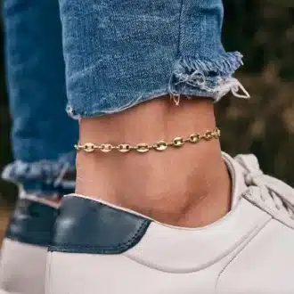 Bracelet de cheville en acier inoxydable grain de café pour homme - Bijou durable et chic, fait main portée sur une cheville d'homme portant un jean et des baskets blanches