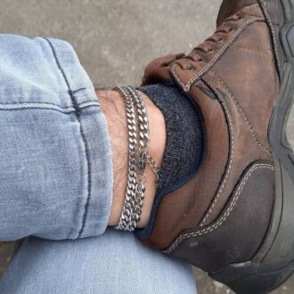 Chaîne de cheville pour homme en acier inoxydable avec maille gourmette portée - Bijou de pied fait main robuste et solide chez Ninanina