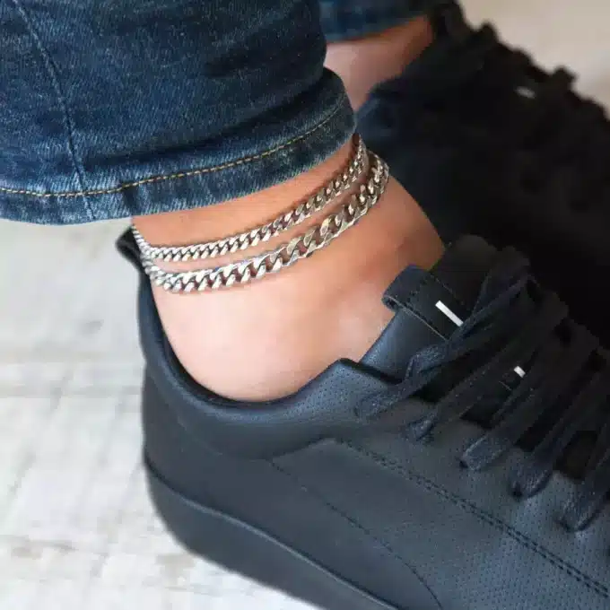 Chaîne de cheville pour homme en acier inoxydable avec finition gourmette porté par un homme - Bijou de pied durable et artisanal de Ninanina