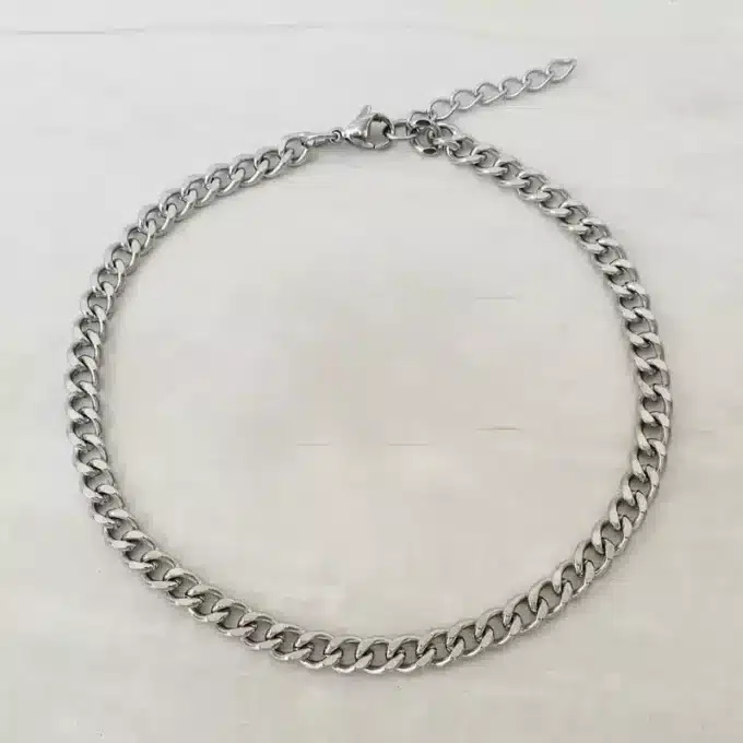 Détail de la maille gourmette en acier inoxydable de la chaîne de cheville pour homme - Design robuste et élégant