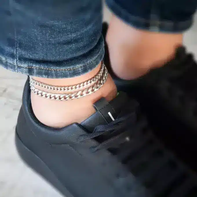 Chaîne de cheville en acier inoxydable maille gourmette portée par un homme - Bijou de pied stylé et fait main signé Ninanina
