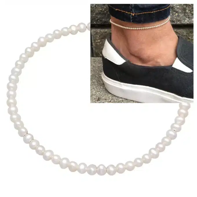 Détail des perles blanches naturelles du bracelet de cheville - Bijou de pied artisanal pour hommes et femmes signé Ninanina
