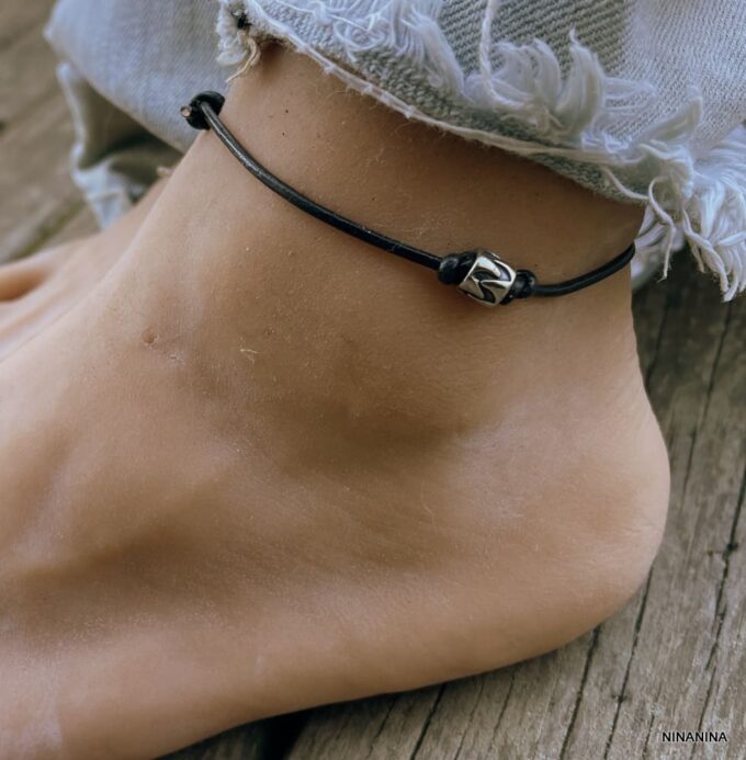 N8290 Bracelet Homme Cheville Coulissant Cuir Et Acier Inoxydable - Bijoux de pieds hommes en ligne Ninanina Bracelet cheville à nœud coulissant pour homme en cuir noir et acier inoxydable - Bijou pratique et stylé