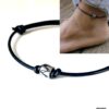 N8290a Bracelet Homme Cheville Coulissant Cuir Et Acier Inoxydable - Bijoux de pieds hommes en ligne Ninanina Bracelet cheville homme en cuir tressé et acier inoxydable porté - Accessoire tendance et ajustable