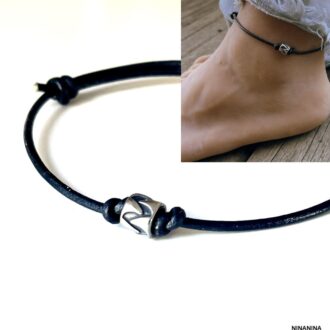 Bracelet cheville homme en cuir tressé et acier inoxydable porté - Accessoire tendance et ajustable