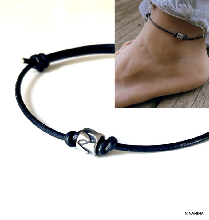 N8290a Bracelet Homme Cheville Coulissant Cuir Et Acier Inoxydable - Bijoux de pieds hommes en ligne Ninanina Bracelet cheville homme en cuir tressé et acier inoxydable porté - Accessoire tendance et ajustable