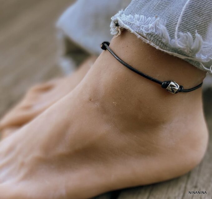 N8290b Bracelet Homme Cheville Coulissant Cuir Et Acier Inoxydable - Bijoux de pieds hommes en ligne Ninanina Bracelet cheville pour homme avec nœud coulissant en cuir et acier inoxydable - Bijou élégant et robuste