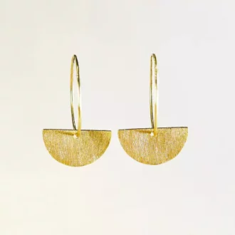 Détails des Créoles élégantes en plaqué or 14K gold-filled sur fond blanc, demi-lune en laiton brossé fait main, création Ninanina