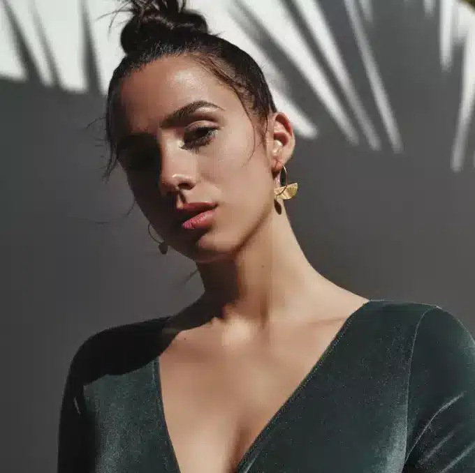 Boucles d’oreilles artisanales portées par une jeune fille aec un chignon : créoles demi-lune en plaqué or 14K gold-filled par Ninanina