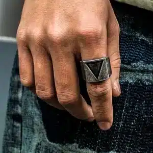 Bague viking homme triangle acier inoxydable vieilli porté sur une main d'homme