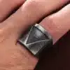 N8033d Bague viking homme triangle acier inoxydable vieilli - Bijoux Bagues en ligne Ninanina Gros plan sur Bague viking homme triangle acier inoxydable vieilli porté sur une main d'homme