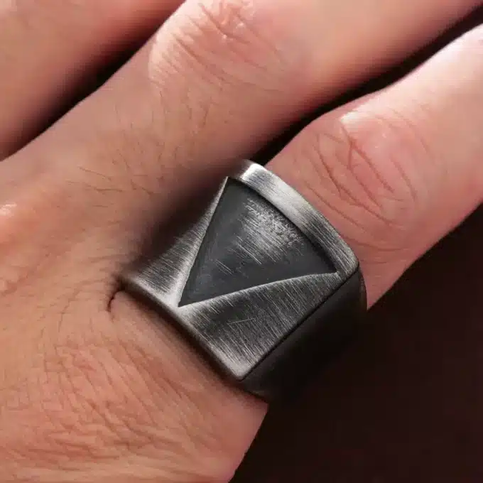 N8033d Bague viking homme triangle acier inoxydable vieilli - Bijoux Bagues en ligne Ninanina Gros plan sur Bague viking homme triangle acier inoxydable vieilli porté sur une main d'homme