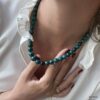 Zoom sur le Collier Grosses Perles Bleu Vert En Chrysocolle 10mm Fait Main En France Ninanina porté par une femme