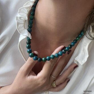 Zoom sur le Collier Grosses Perles Bleu Vert En Chrysocolle 10mm Fait Main En France Ninanina porté par une femme