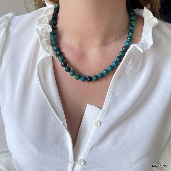 Collier Grosses Perles Bleu Vert En Chrysocolle 10mm Fait Main En France Ninanina porté par une femme au chemisier blanc