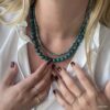 Zoom sur le Collier Grosses Perles Bleu Vert En Chrysocolle 10mm Fait Main En France Ninanina porté par une femme au chemisier blanc