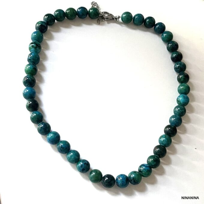 Collier Grosses Perles Bleu Vert En Chrysocolle 10mm Fait Main En France Ninanina non porté sur fond blanc
