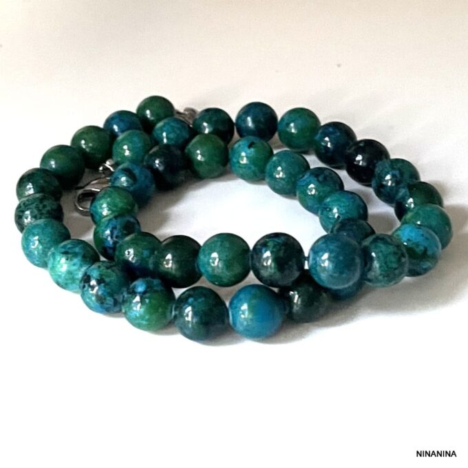 Zoom sur le Collier Grosses Perles Bleu Vert En Chrysocolle 10mm Fait Main En France Ninanina non porté sur fond blanc
