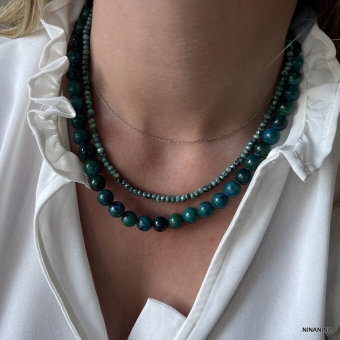 Collier Pierre Bleue Turquoise Fin En Jaspe Bleu 3mm Fait A La Main En France par Ninanina porté avec un autre collier aux grosses perles