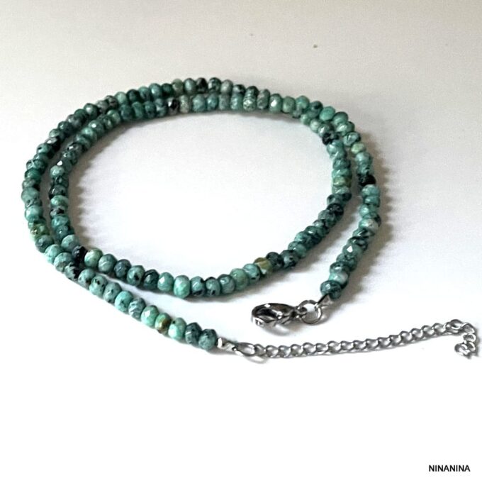 Collier Pierre Bleue Turquoise Fin En Jaspe Bleu 3mm Fait A La Main En France par Ninanina non porté sur fond blanc