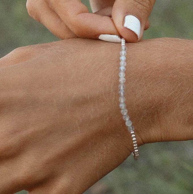 N8082b Bracelet Perle Labradorite Femme Pierres 4mm Argent 925 Fait Main En France - Bijoux Bracelets pierre naturelle femmes en ligne Ninanina gros plan sur une main qui porte le Bracelet Perle Labradorite Femme Pierres 4mm Argent 925 Fait Main En France signé Ninanina