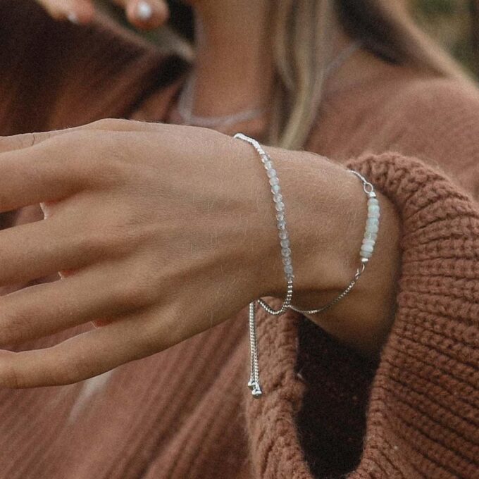 N8082d Bracelet Perle Labradorite Femme Pierres 4mm Argent 925 Fait Main En France - Bijoux Bracelets pierre naturelle femmes en ligne Ninanina Bracelet Perle Labradorite Femme Pierres 4mm Argent 925 Fait Main En France signé Ninanina porté par une femme