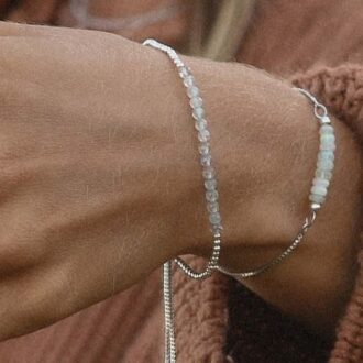 Bracelet Perle Labradorite Femme Pierres 4mm Argent 925 Fait Main En France signé Ninanina porté par une femme avec un autre bracelet