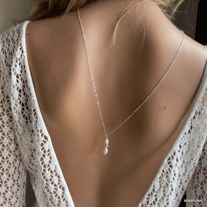 N8172b Collier de dos Argent Massif Perles Blanche Naturelles Made In France - Bijoux Colliers femmes en ligne Ninanina Collier de dos en argent massif, orné de perles naturelles blanches porté sur le derrière avec une robe crochetée - Bijou raffiné signé made in France