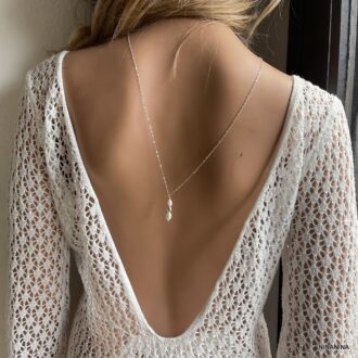 Collier de dos en argent massif et perles blanches naturelles porté sur le dos par un mannequin avec une robe blanche décolletée - - Élégance intemporelle et fabrication française
