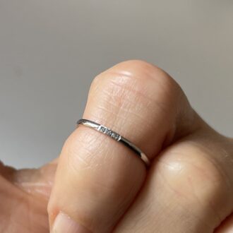 Bague en acier inoxydable pour phalanges avec trois zirconiums brillants porté - Bijou raffiné et durable
