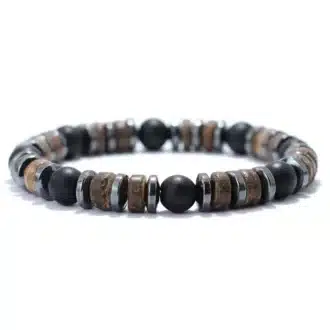 Zoom sur le Bracelet Heishi Homme Hematite Onyx Noir Et Bois Fait Main En France de Ninanina sur fond blanc