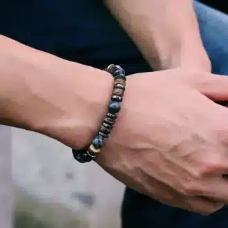 Zoom sur le Bracelet Heishi Homme Hematite Onyx Noir Et Bois Fait Main En France de Ninanina porté par un homme