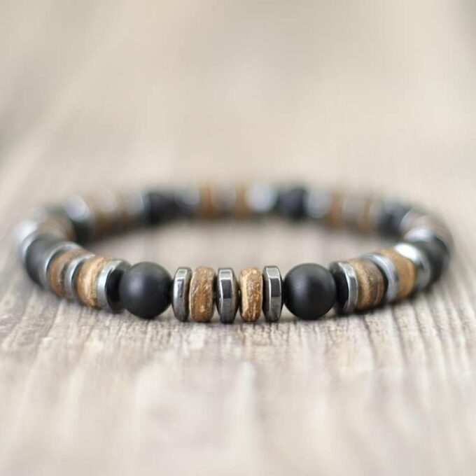Bracelet Heishi Homme Hematite Onyx Noir Et Bois Fait Main En France de Ninanina sur fond clair