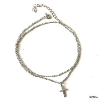 Détails de la Chaine Pour Cheville Double Rang Croix Argent Et Zirconium signée Ninanina non portée sur fond blanc