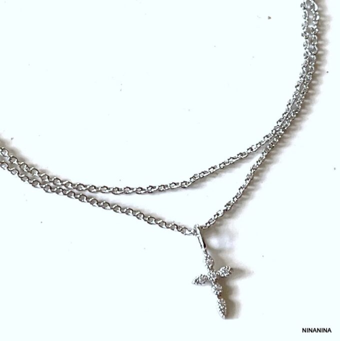 N8244c Chaine Pour Cheville Double Rang Croix Argent Et Zirconium - Bijoux de pieds en ligne Ninanina Zoom sur Cheville Double Rang Croix Argent Et Zirconium signée Ninanina non portée sur fond blanc