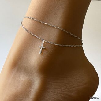 Zoom sur la Chaine Pour Cheville Double Rang Croix Argent Et Zirconium signée Ninanina portée