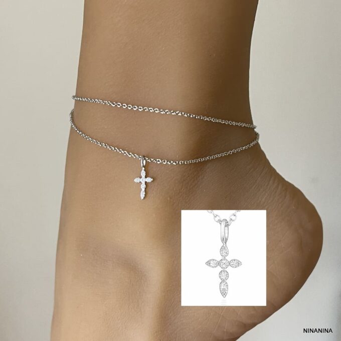 N8244g Chaine Pour Cheville Double Rang Croix Argent Et Zirconium - Bijoux de pieds en ligne Ninanina Gros plan sur la Chaine Pour Cheville Double Rang Croix Argent Et Zirconium signée Ninanina portée sur un pied de femme